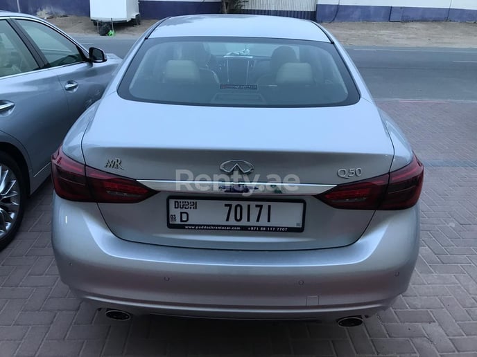 Dubai'de kiralık Infiniti Q50 (G&uuml;m&uuml;ş), 2019