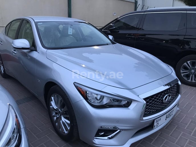 Infiniti Q50 (Silber), 2019  zur Miete in Dubai