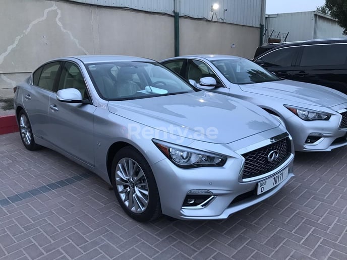 Infiniti Q50 (Silber), 2019  zur Miete in Dubai