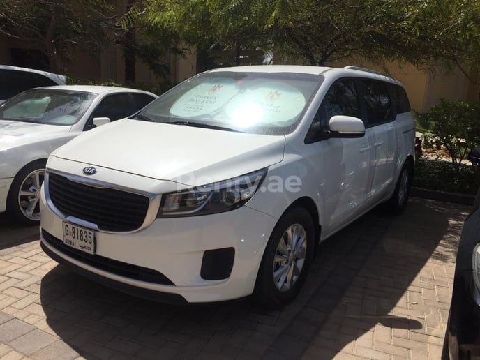 KIA Carnival (Bianca), 2018 in affitto a Dubai