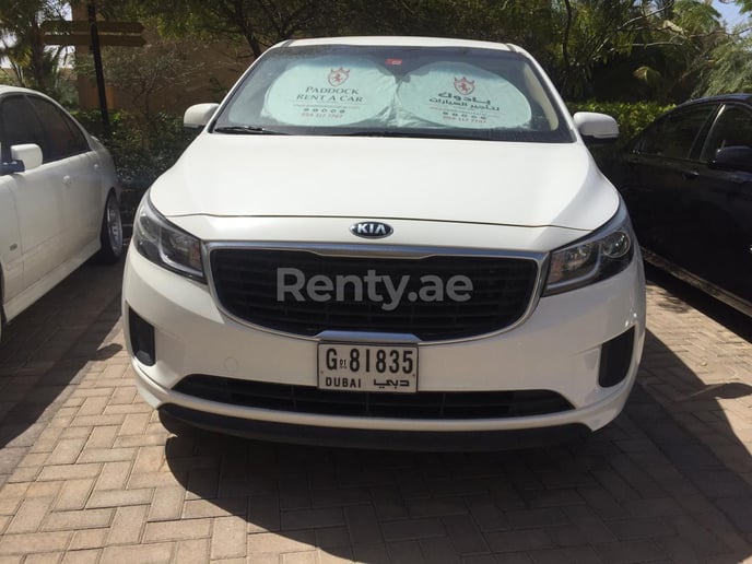 KIA Carnival (Bianca), 2018 in affitto a Dubai