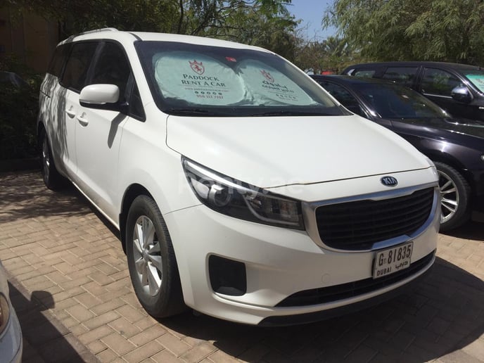 KIA Carnival (Bianca), 2018 in affitto a Dubai