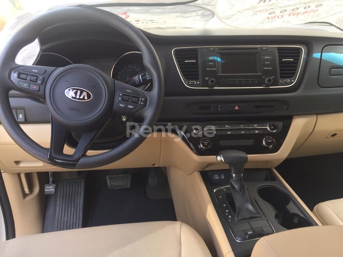 KIA Carnival (Bianca), 2018 in affitto a Dubai