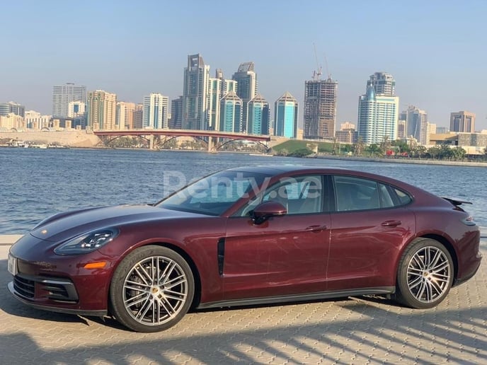 Porsche Panamera (Kastanjebruin), 2019 te huur in Dubai