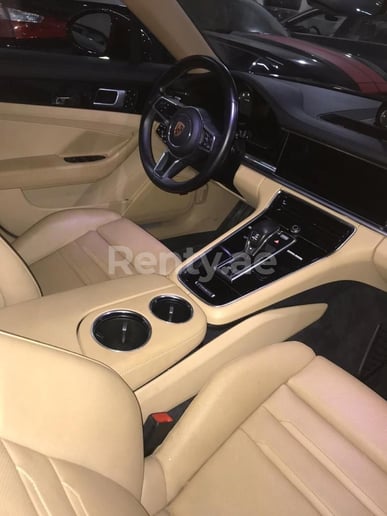Porsche Panamera (Kastanjebruin), 2019 te huur in Dubai