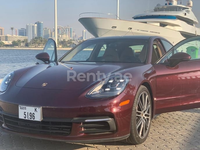 Porsche Panamera (Kastanjebruin), 2019 te huur in Dubai