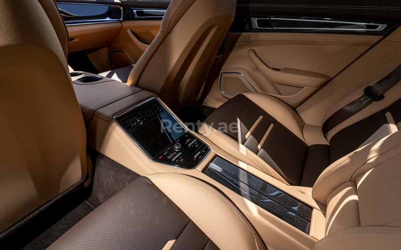Porsche Panamera (Bordeaux), 2022 &agrave; louer &agrave; Duba&iuml;
