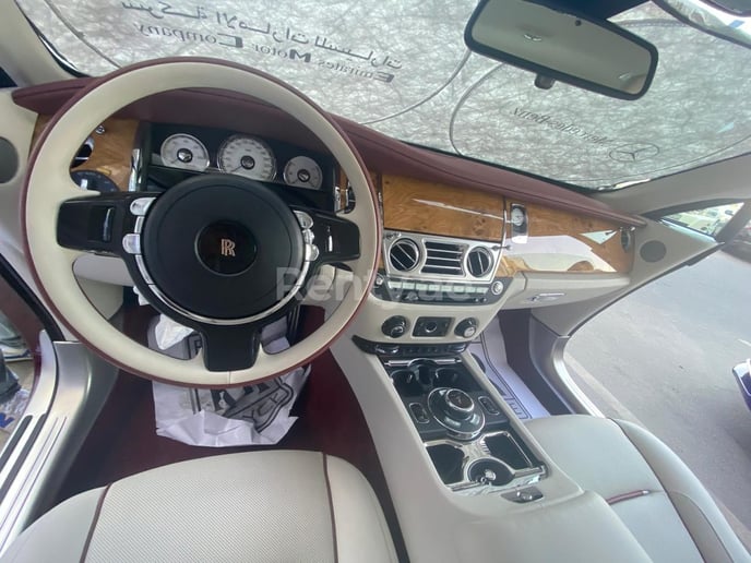 Dubai'de kiralık Rolls Royce Wraith (Bordo), 2019