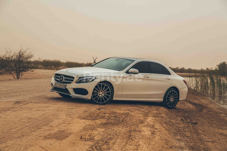 Mercedes C 200 (Blanc), 2016 &agrave; louer &agrave; Duba&iuml;