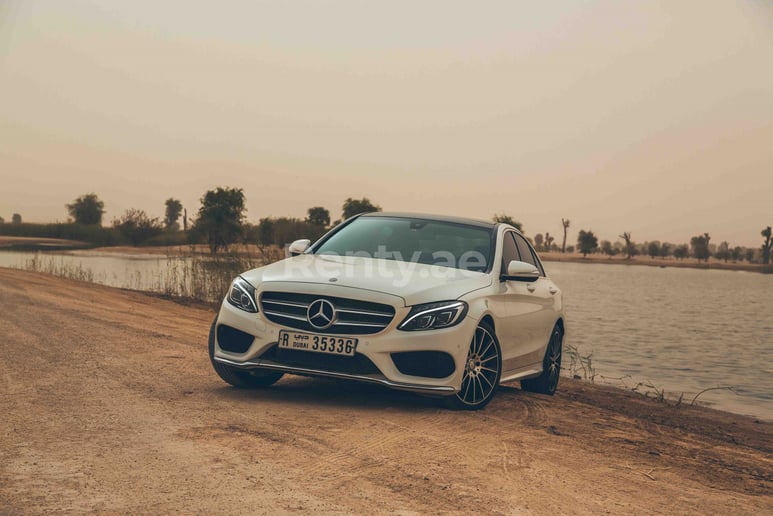 Mercedes C 200 (Blanc), 2016 &agrave; louer &agrave; Duba&iuml;