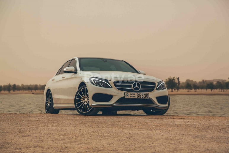 Mercedes C 200 (Blanc), 2016 &agrave; louer &agrave; Duba&iuml;
