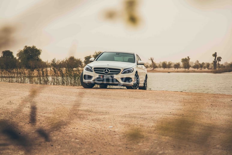 Mercedes C 200 (Blanc), 2016 &agrave; louer &agrave; Duba&iuml;