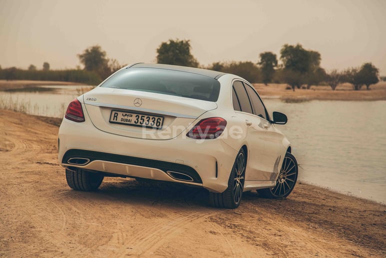 Mercedes C 200 (Blanc), 2016 &agrave; louer &agrave; Duba&iuml;