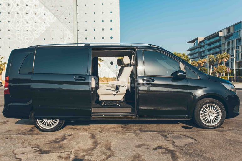 Mercedes V Class (Nero), 2017 in affitto a Dubai
