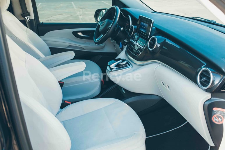Mercedes V Class (Nero), 2017 in affitto a Dubai