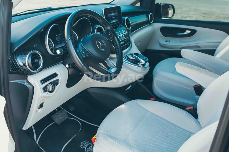 Mercedes V Class (Nero), 2017 in affitto a Dubai