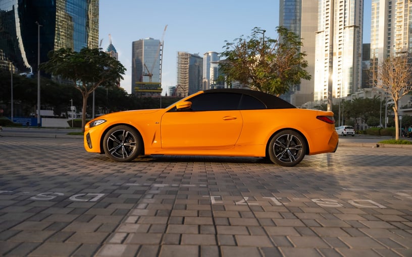 BMW 430i cabrio (Arancia), 2023 in affitto a Ras Al Khaimah