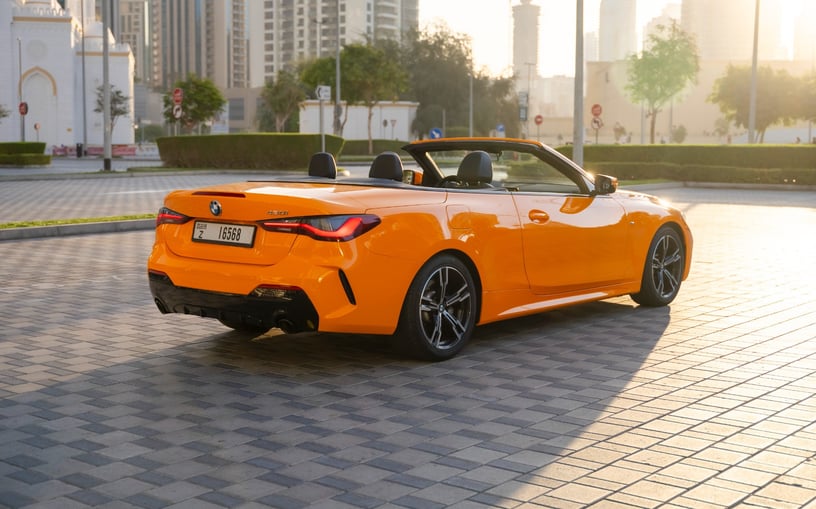 BMW 430i cabrio (Arancia), 2023 in affitto a Ras Al Khaimah
