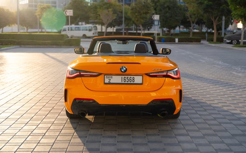 BMW 430i cabrio (Arancia), 2023 in affitto a Ras Al Khaimah