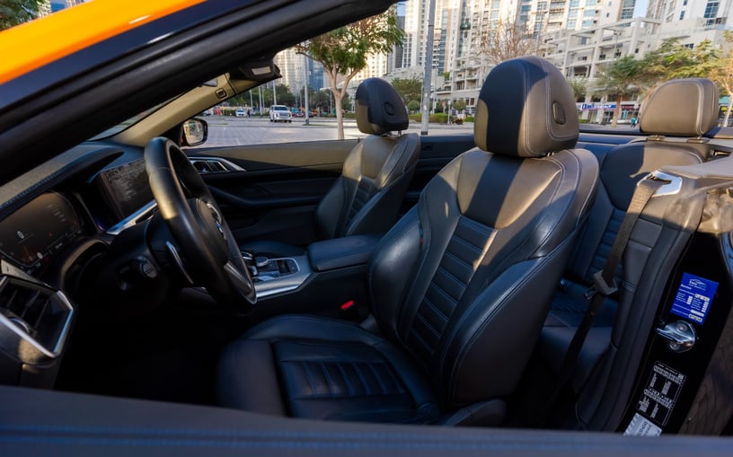 BMW 430i cabrio (Arancia), 2023 in affitto a Ras Al Khaimah