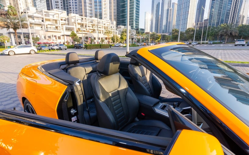 BMW 430i cabrio (Arancia), 2023 in affitto a Ras Al Khaimah