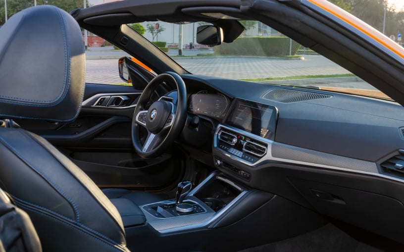 BMW 430i cabrio (Arancia), 2023 in affitto a Ras Al Khaimah