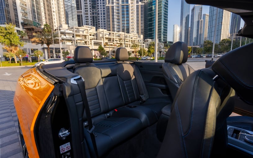 BMW 430i cabrio (Arancia), 2023 in affitto a Ras Al Khaimah