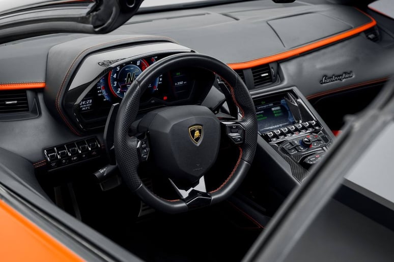 Lamborghini Aventador S Roadster (Оранжевый), 2019 для аренды в Дубай