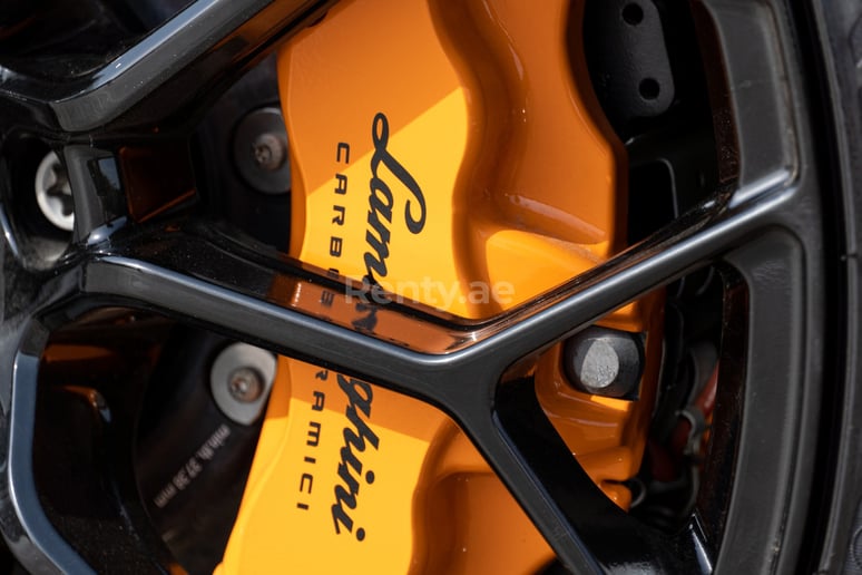 Lamborghini Evo Spyder (Arancia), 2020 in affitto a Dubai