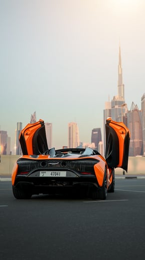 McLaren Artura Spider (Turuncu), 2023 - Res&uuml;'l-Hayme'deki leasing teklifleri