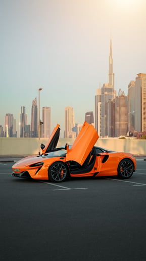 McLaren Artura Spider (Turuncu), 2023 - Res&uuml;'l-Hayme'deki leasing teklifleri