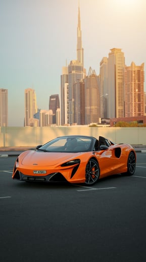McLaren Artura Spider (Turuncu), 2023 - Res&uuml;'l-Hayme'deki leasing teklifleri