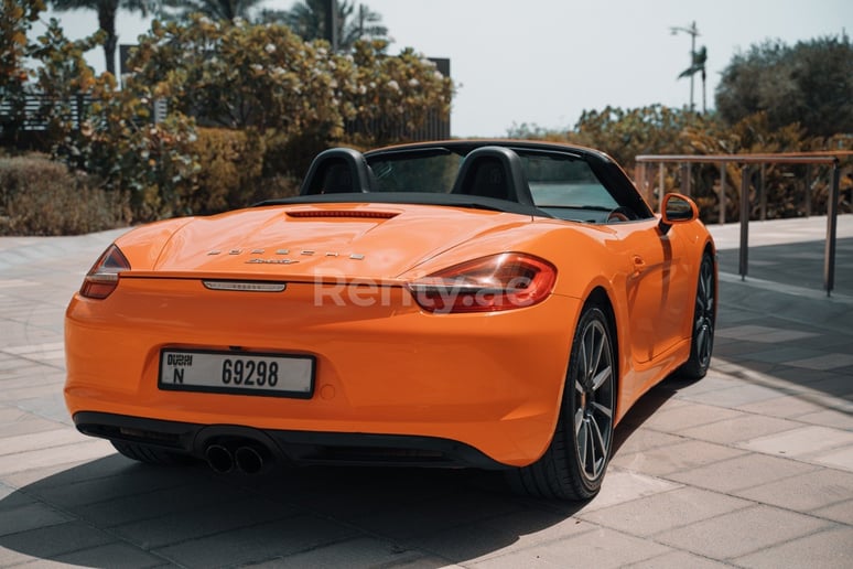 Porsche Boxster (Оранжевый), 2016 для аренды в Дубай