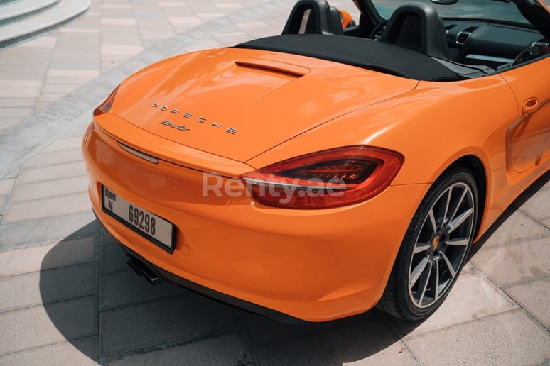 Porsche Boxster (Оранжевый), 2016 для аренды в Дубай