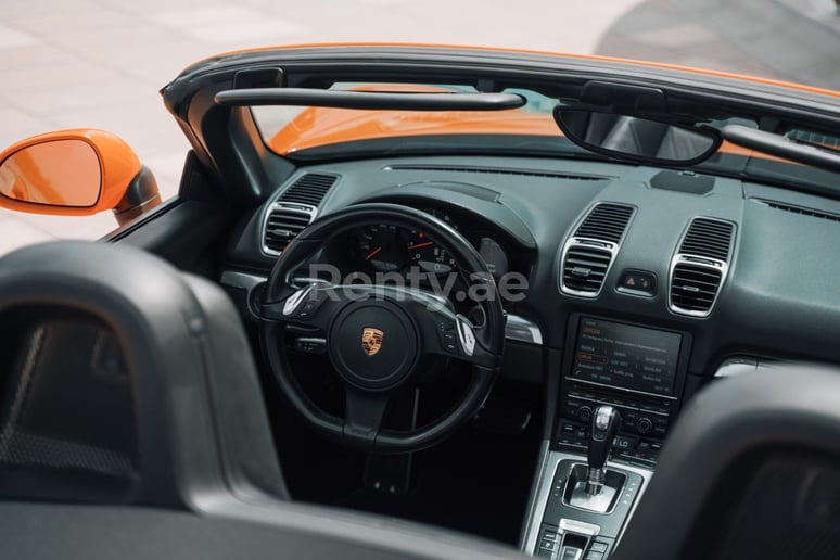 Porsche Boxster (Оранжевый), 2016 для аренды в Дубай