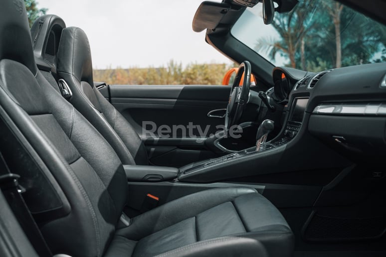 Porsche Boxster (Оранжевый), 2016 для аренды в Дубай