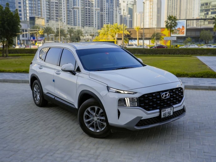 Hyundai Santa Fe (Perle blanche), 2023 &agrave; louer &agrave; Sharjah