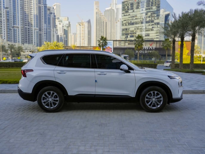 Hyundai Santa Fe (Perle blanche), 2023 &agrave; louer &agrave; Sharjah