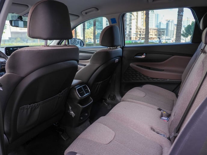Hyundai Santa Fe (Perle blanche), 2023 &agrave; louer &agrave; Sharjah