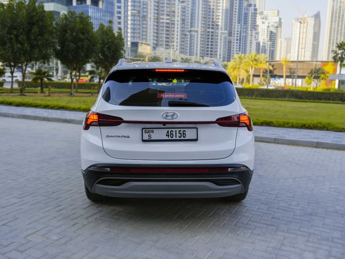 Hyundai Santa Fe (Perle blanche), 2023 &agrave; louer &agrave; Sharjah