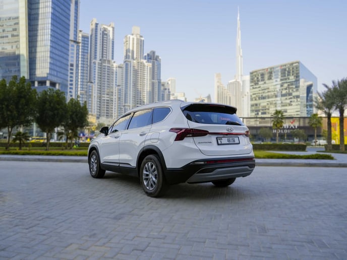 Hyundai Santa Fe (Perle blanche), 2023 &agrave; louer &agrave; Sharjah