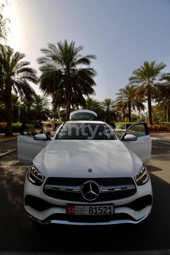 Abu Dabi'de kiralık Mercedes GLC 200 (İnci Beyazı), 2020