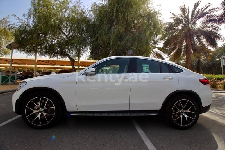 Abu Dabi'de kiralık Mercedes GLC 200 (İnci Beyazı), 2020