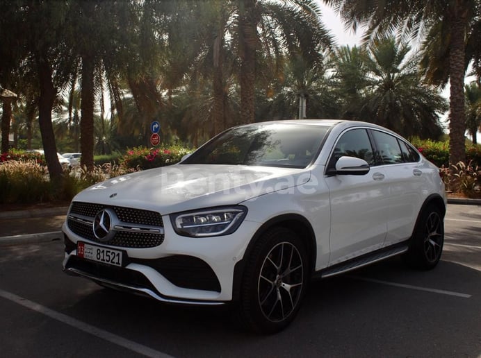 Abu Dabi'de kiralık Mercedes GLC 200 (İnci Beyazı), 2020