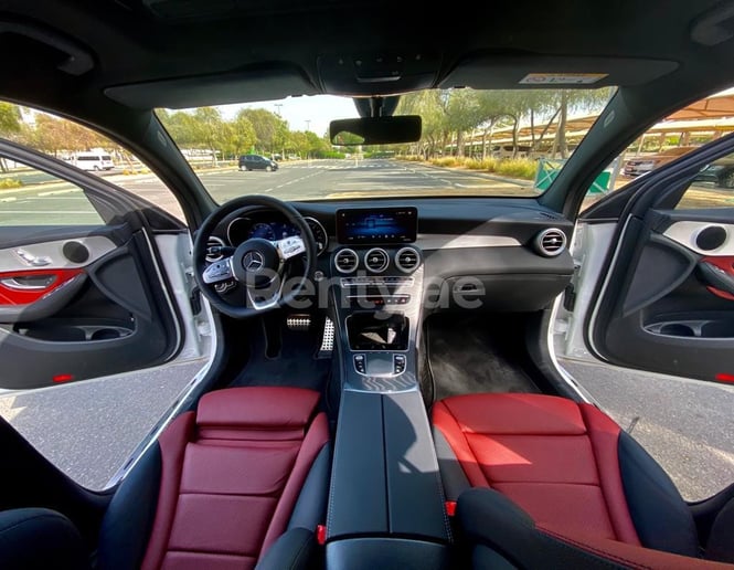 Abu Dabi'de kiralık Mercedes GLC 200 (İnci Beyazı), 2020