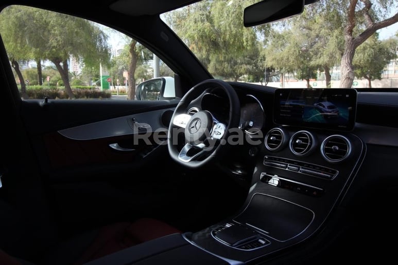 Abu Dabi'de kiralık Mercedes GLC 200 (İnci Beyazı), 2020