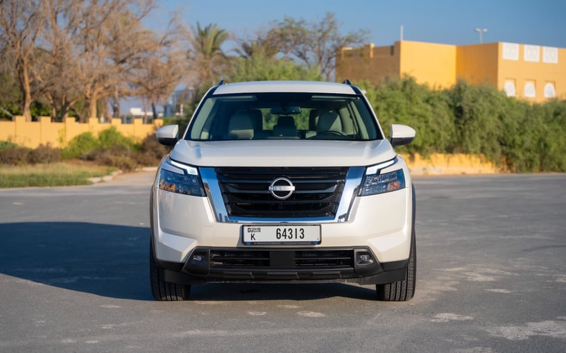 Nissan Pathfinder (Perla blanca), 2025 para alquiler en Abu Dhabi