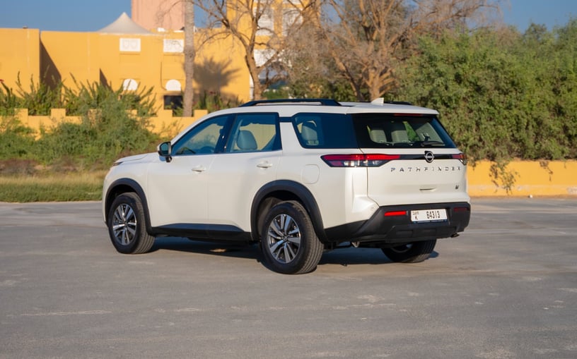 Nissan Pathfinder (Perla blanca), 2025 para alquiler en Abu Dhabi
