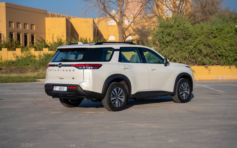 Nissan Pathfinder (Perla blanca), 2025 para alquiler en Abu Dhabi