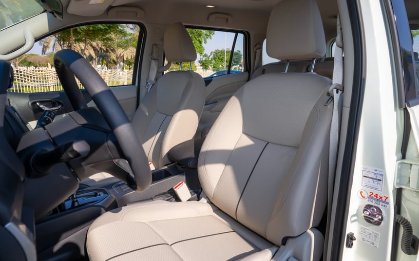 Nissan Pathfinder (Perla blanca), 2025 para alquiler en Abu Dhabi